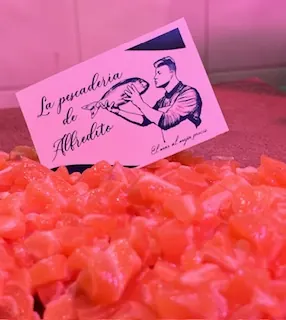 Tartar de salmón con etiqueta de La Pescadería de Alfredito
