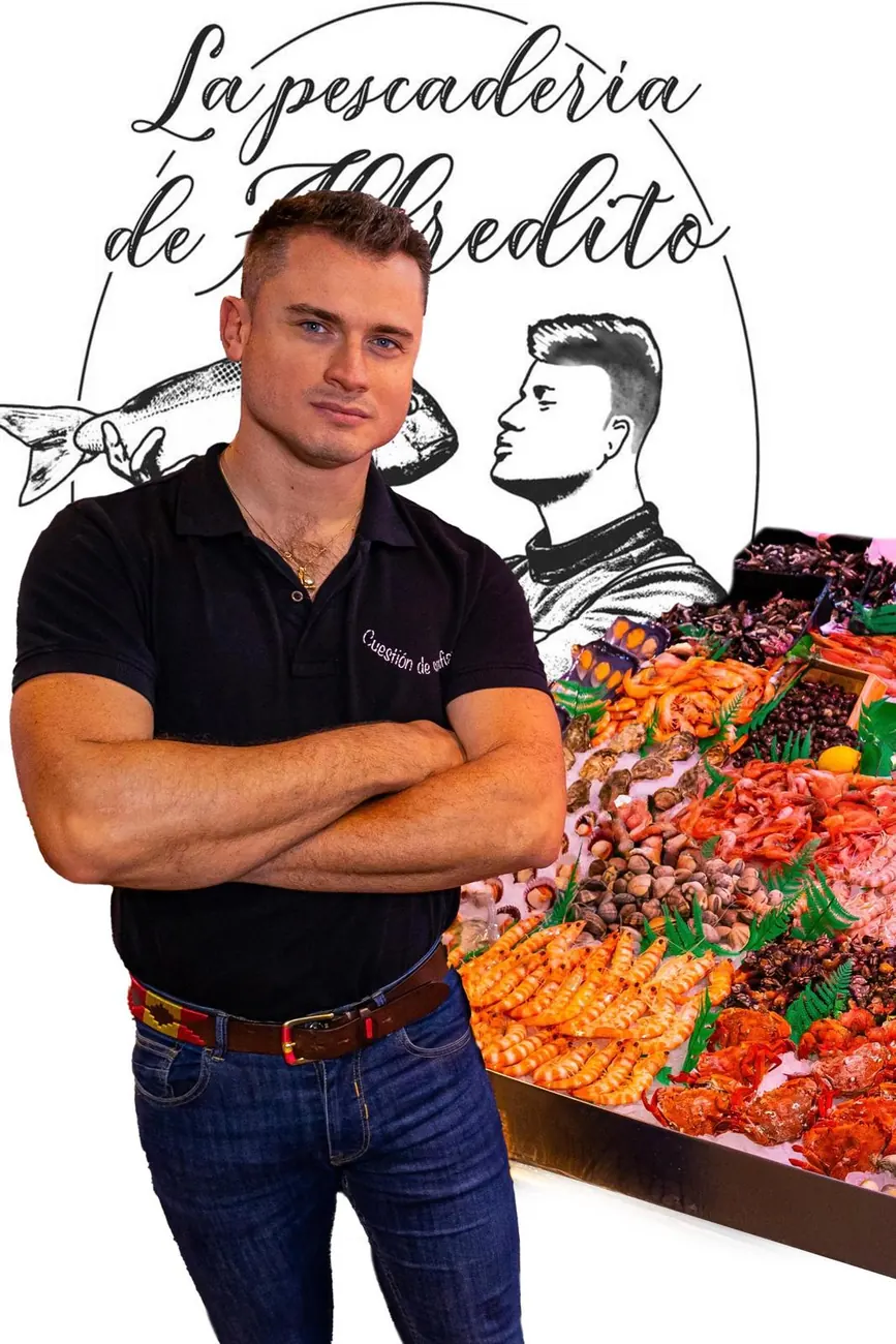 Alfredito delante de su mostrador de pescado fresco