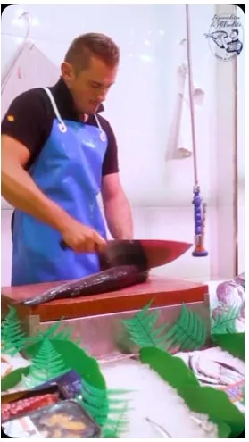 Alfredito cortando pescado sobre la tabla